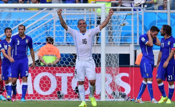 Uruguay pasa a octavos y deja a Italia en el camino