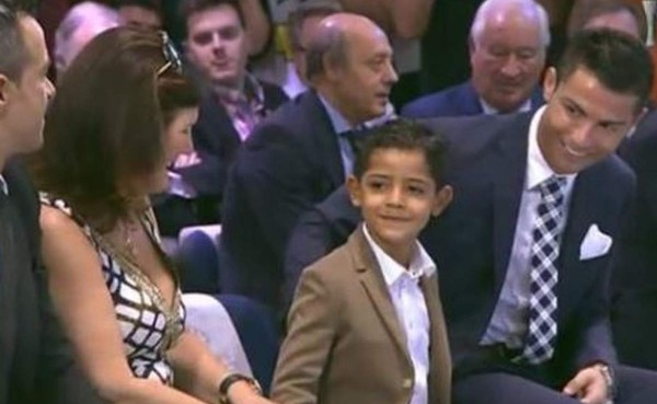 VIDEO: La broma de Cristiano a su hijo por sus calcetines blancos