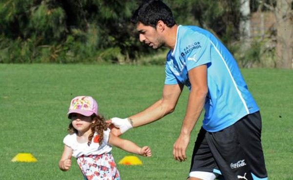 Luis Suárez comenzó su recuperación y el lunes se suma al plantel de Uruguay