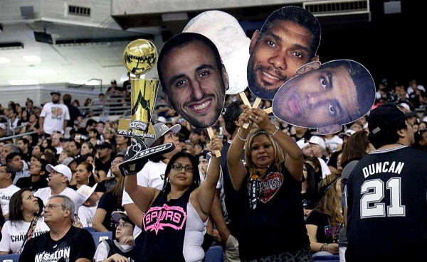 San Antonio Spurs y su afición en un solo nudo festejan el quinto anillo