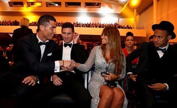 Antonella Roccuzo le estrechó la mano a Cristiano Ronaldo