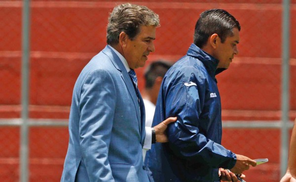 Jorge Luis Pinto reacciona molesto por el arbitraje del Guatemala-Honduras