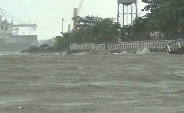 ALERTA ROJA: Earl se convierte en huracán categoría uno y deja fuertes lluvias
