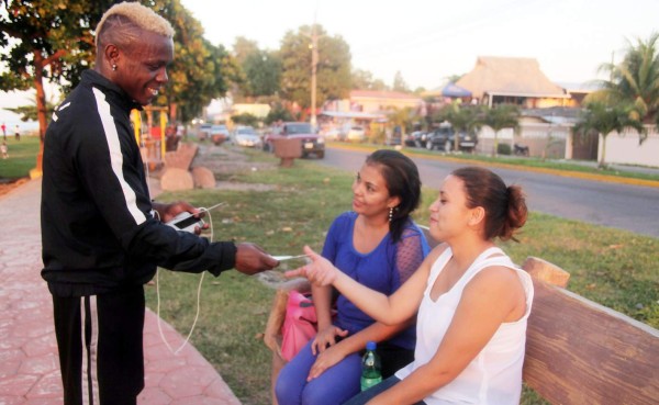 'Escorpión' Ruiz entrena en La Ceiba y regala boletos al público