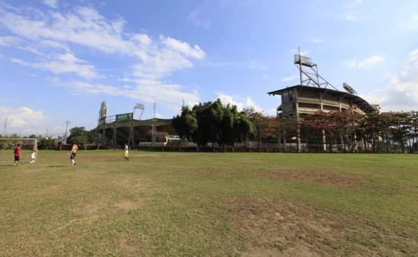 Así se ve el estadio Olímpico con los contenedores fríos para albergar cadáveres por coronavirus