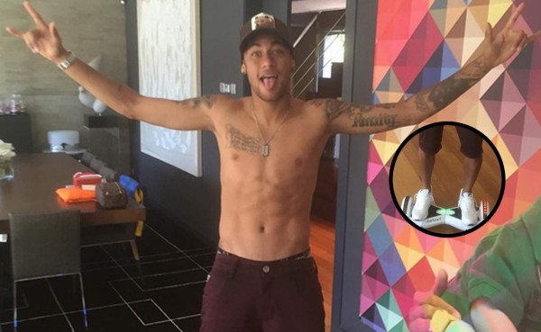 Neymar luce con orgullo un regalo que le dio Luis Suárez: Una Uberboard