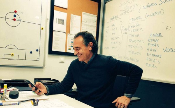 Cesare Prandelli dejó ver lo que hace para aprender rápido español