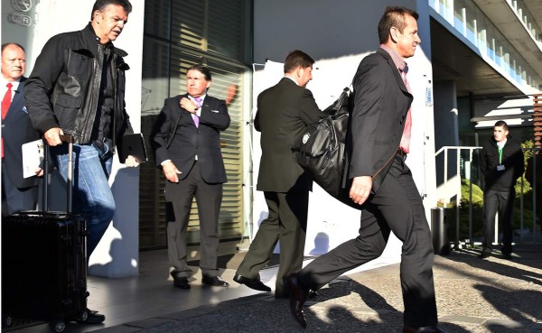 Aficionados brasileños reciben a su selección al grito de 'Fuera Dunga'