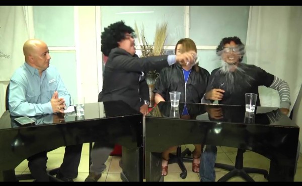 VIDEO: Wil Barahona recrea parodia de Marvin Ponce y el ataque del vaso de agua