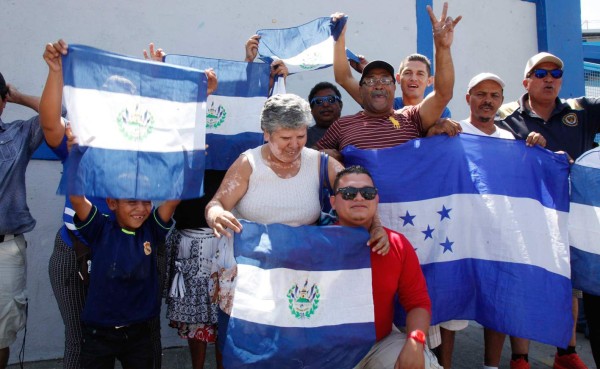 Afición catracha en el Cuscatlán: ' Este es territorio hondureño'