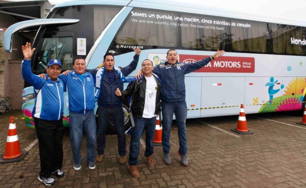 Aficionados hondureños hacen vibrar Porto Alegre