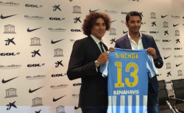 El Málaga presenta al arquero mexicano Guillermo Ochoa