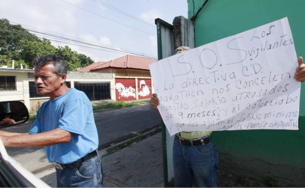 Con pancartas, vigilantes reclaman pagos en Marathón