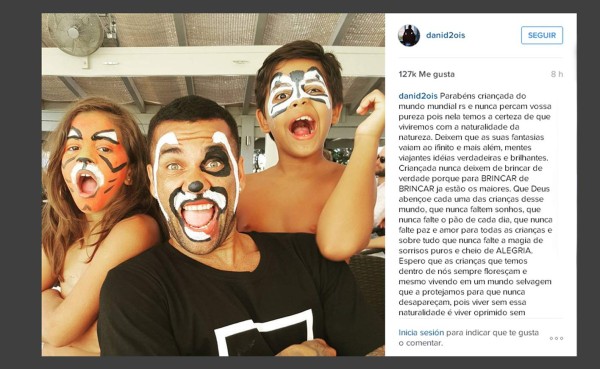 Álves se disfraza de oso panda en honor a los niños brasileños