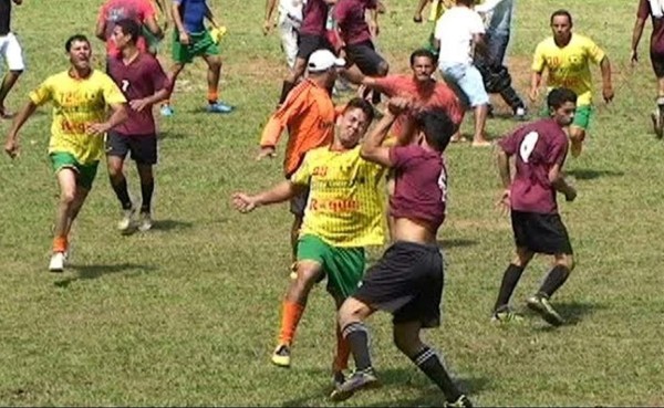 VIDEO: Partido amateur en Brasil terminó en violenta pelea a puño limpio