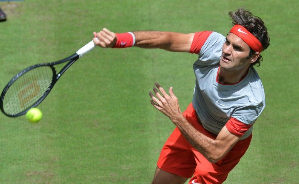 Federer inicia ganando su defensa del título en Halle