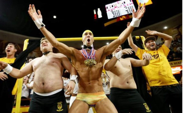 Michael Phelps, en calzoncillos para distraer al rival en juego de baloncesto