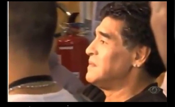 VIDEO: Maradona cae en una trampa y 'reconoce' que Pelé es el mejor