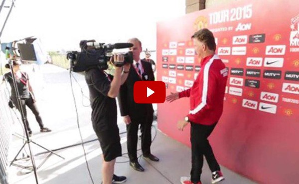 VIDEO: La reacción de Van Gaal cuando periodista no le devolvió saludo