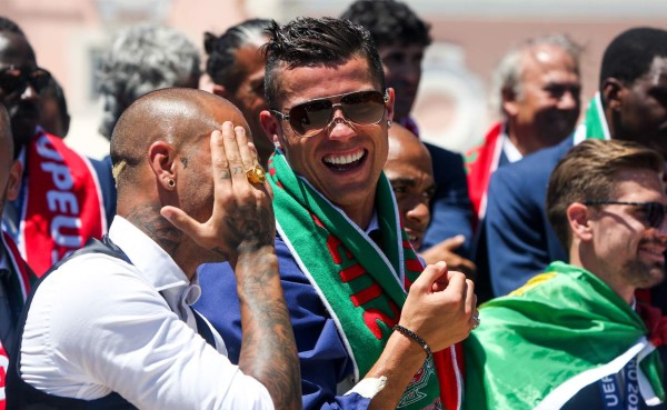 VIDEO: Hijo de Cristiano Ronaldo le ayuda en entrevista