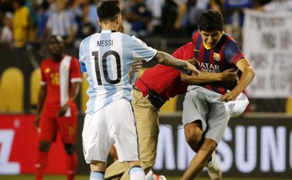 En Twitter demuestra su emoción el joven que abrazó a Messi