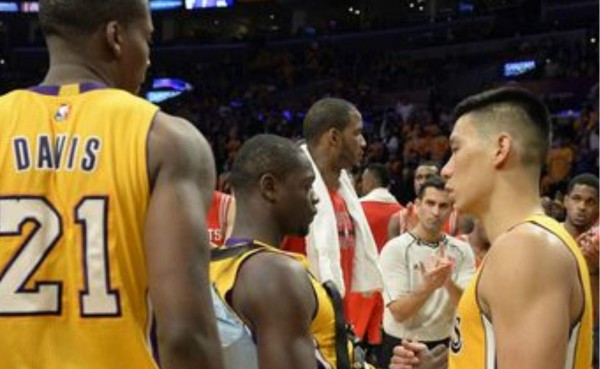 Novato se fractura con los Lakers en su debut en la NBA