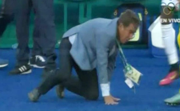 VIDEO: La caída del técnico de Honduras Jorge Luis Pinto celebrando el gol de Honduras