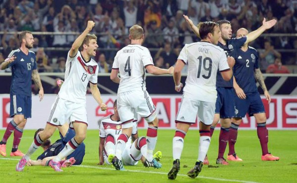Thomas Müller da una apurada victoria a Alemania