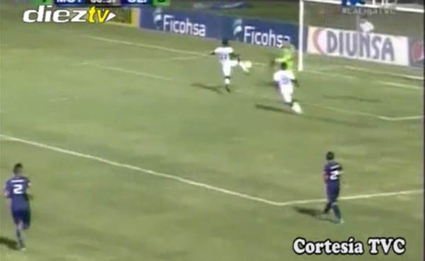 VIDEO: Brutal patada de Portigliatti a Elis y el árbitro no pitó penal