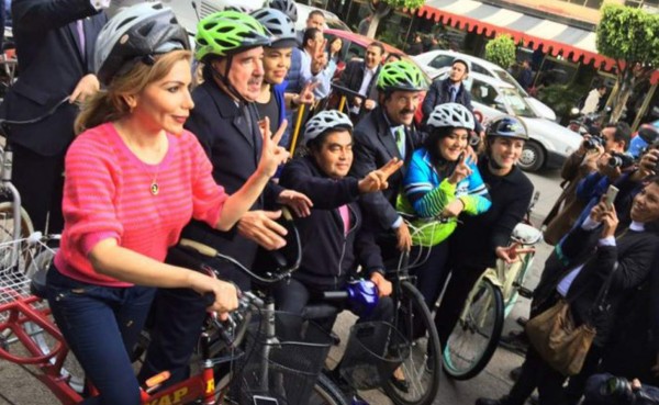 Senadora de México hace el ridículo mientras promovía el ciclismo
