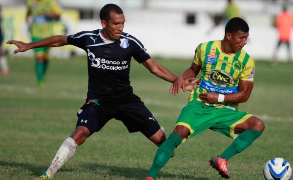 Leo Isaula de penal anota el gol 18 mil en Liga Nacional