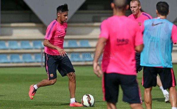 Neymar entrena con el Barcelona tras su lesión en el Mundial
