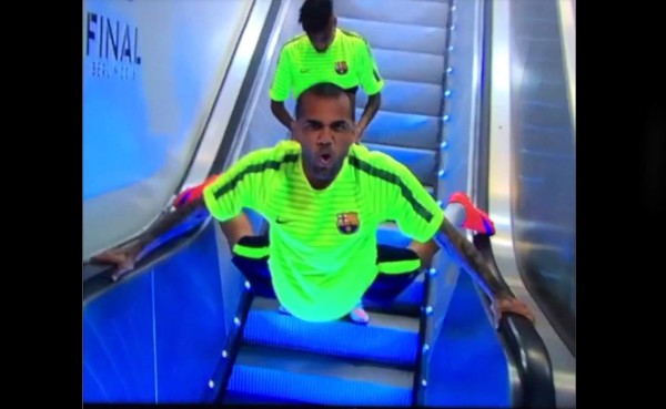 La extraña forma de bajar las gradas de Dani Alves
