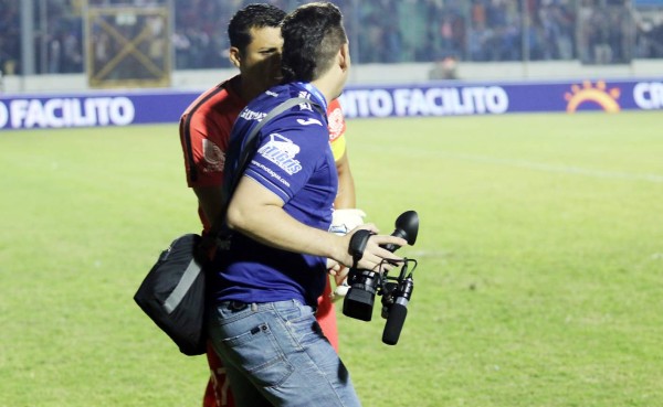 VIDEO: Noel Valladares se pelea con un camarógrafo del Motagua