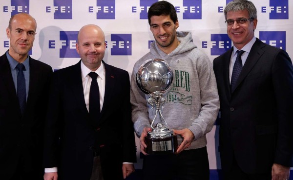 El uruguayo Luis Suárez recibe el Trofeo EFE al mejor jugador del 2015
