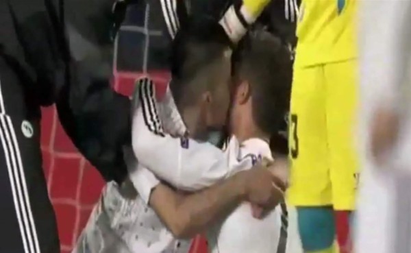 VIDEO: Aficionado invade cancha para abrazar y besar a Cristiano