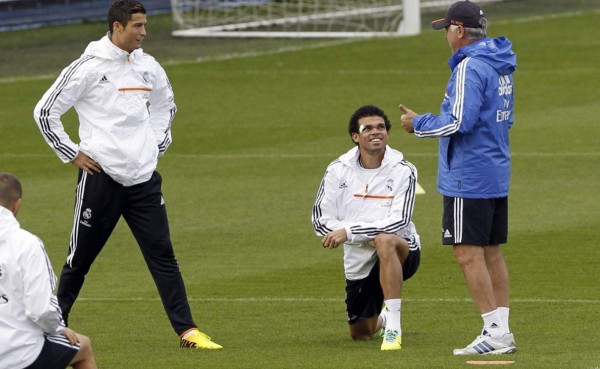 Pepe se incorpora al Real Madrid después de casi un mes