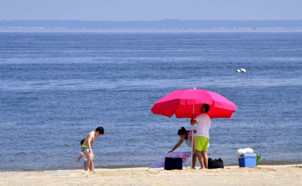 Playas, bares y cafés: Francia da un paso más hacia la normalidad en medio de la pandemia