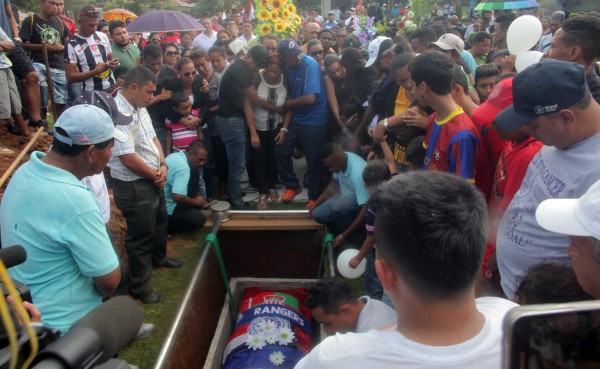Familiares y amigos dieron el último adiós al futbolista Arnold Peralta