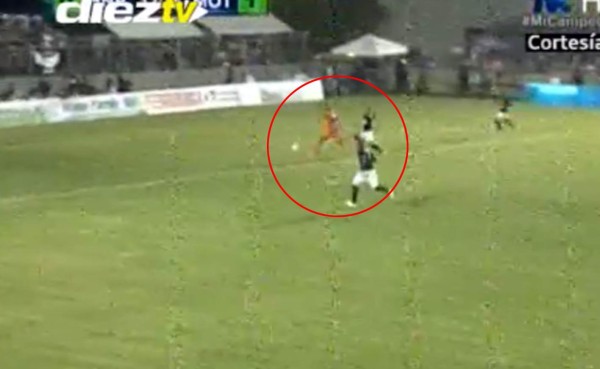 VIDEO: Eddie Hernández falla clara ocasión de gol en Motagua