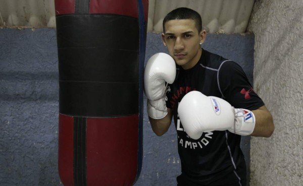 Video: Así pelea el hondureño que entrenó en el gimnasio de Floyd Mayweather