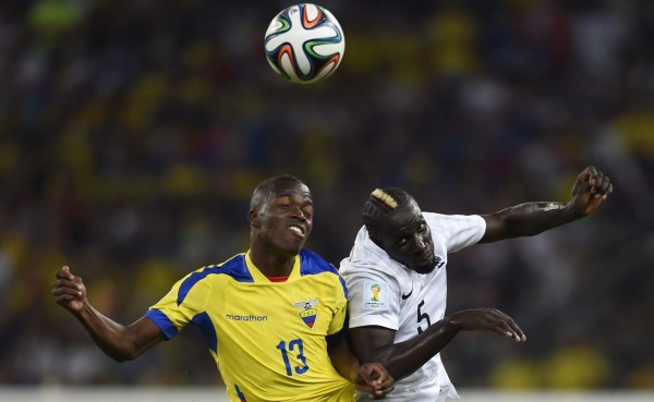 FIFA no sancionará a Sakho por codazo contra Enner Valencia