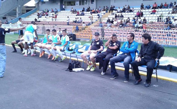 Los improvisados banquillos del Nacional en el Olimpia-Honduras