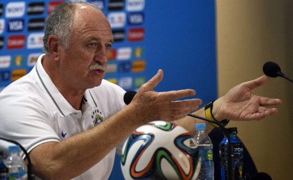 Scolari halagó 'experiencia' del árbitro que no vio el mordisco de Suárez