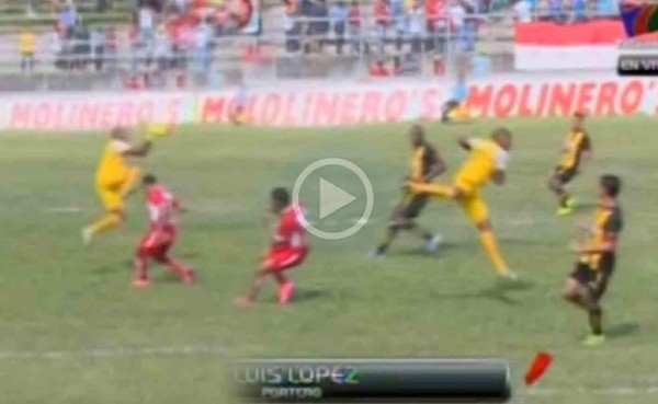 'Buba' López pierde la cabeza y lanza patada 'criminal' a Rony Martínez