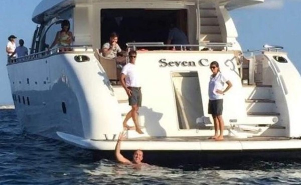 Aficionado nadó hasta el yate de Leo Messi para tomarse una foto