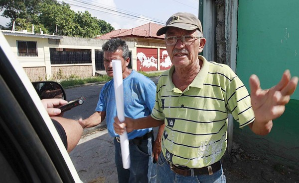 Con pancartas, vigilantes reclaman pagos en Marathón