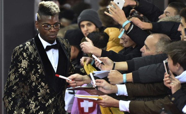 VIDEO: ¡El excéntrico o extravagante traje de Pogba en la gala del Balón de Oro!