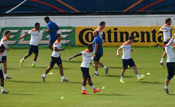 Holanda se entrena sin Sneijder y Leroy Fer