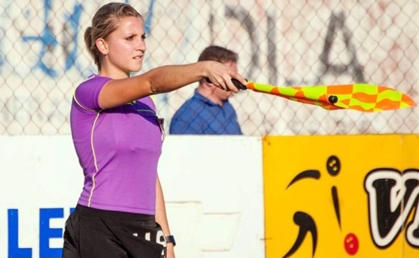 En Brasil promueven a Serie A a la árbitro más bella